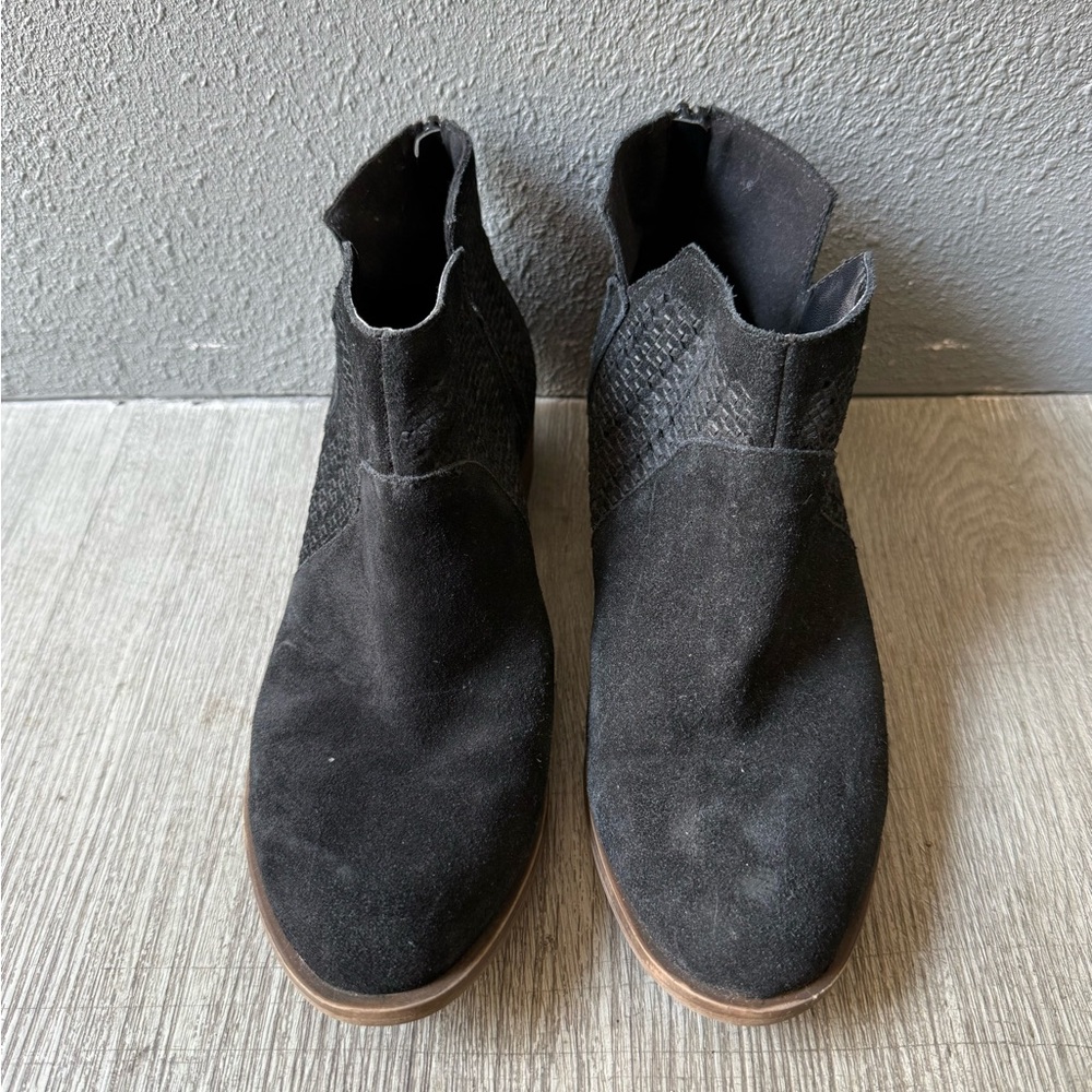 Kensie Black Suede Chukka Boots